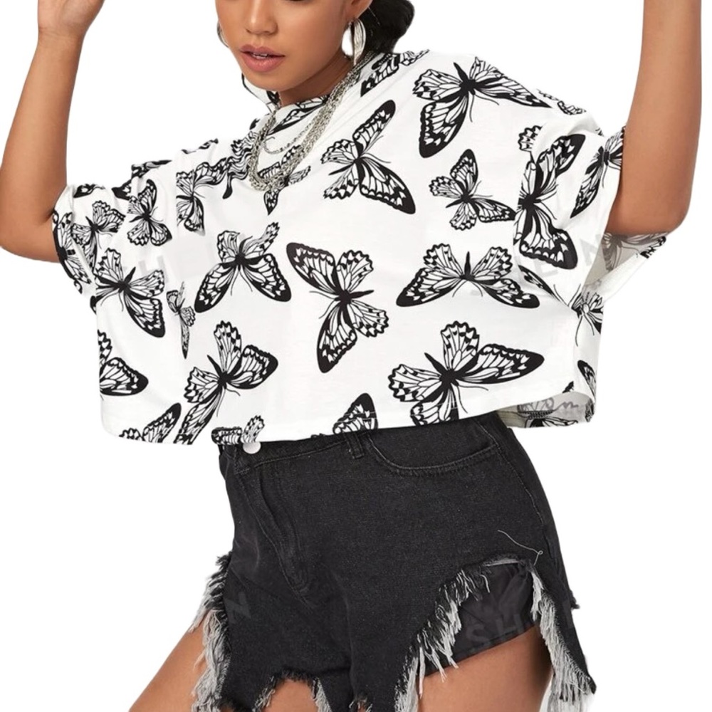 🦋 PLUS Crop Tee 🦋 - Picture 2 of 7